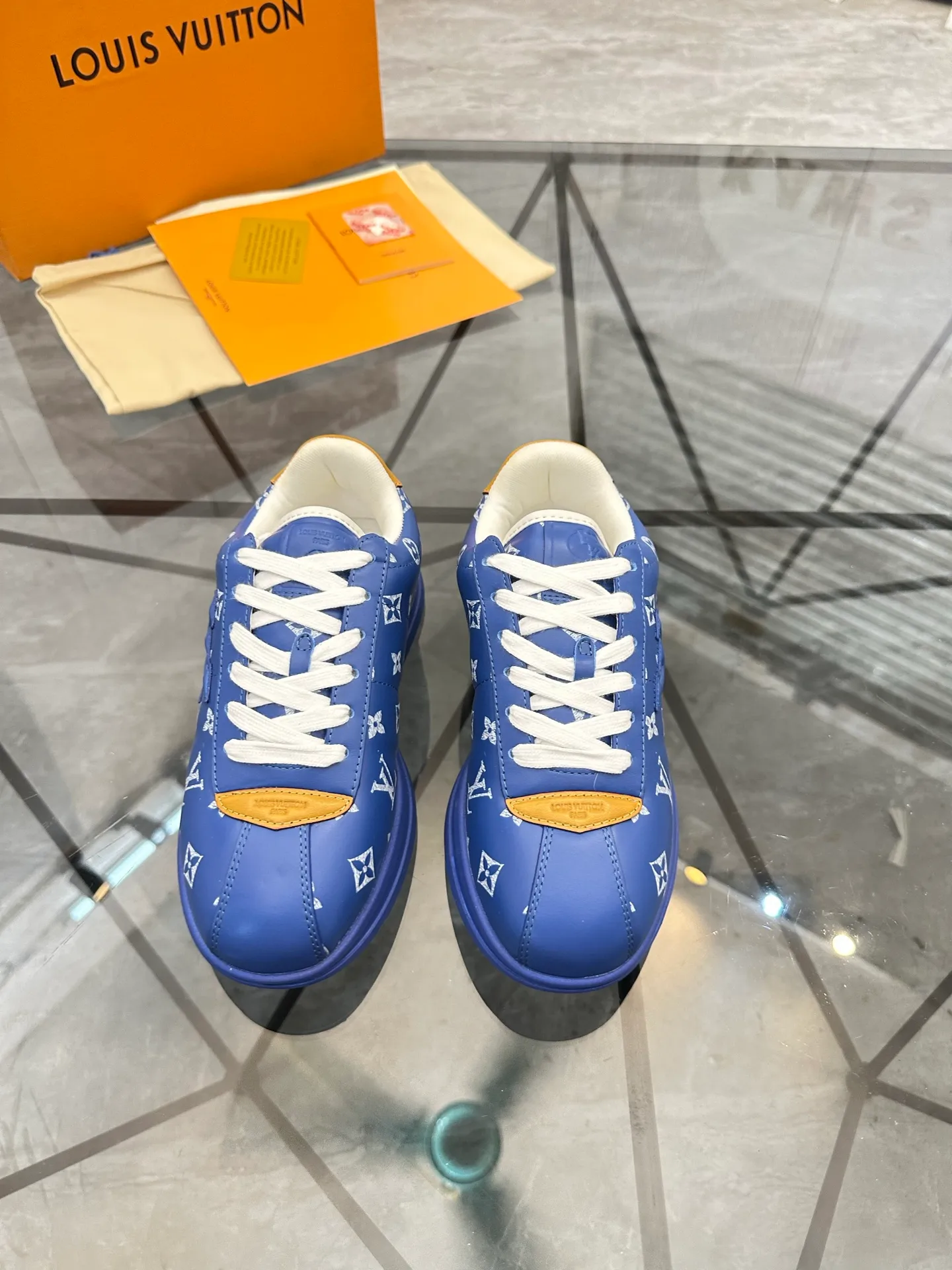 Men's shoes: 💰P700¥ Top quality Product trademark: LV* "Louis Vuitton*" low-top casual shoes Regular size: 35-45 (can be customized to 46) Couple style Product materials: Imported cowhide upper, breathable lining, original outsole. Number: two